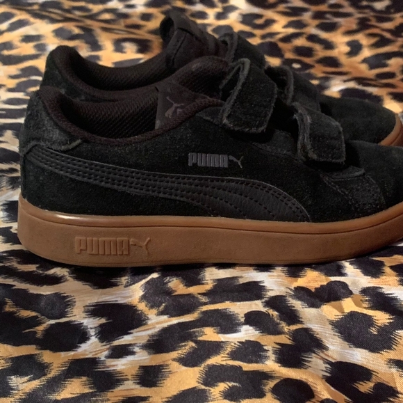 Youth 2Y PUMA Kids (Junior) Black Suede Velcro shoes. Pre-loved. - Picture 3 of 3